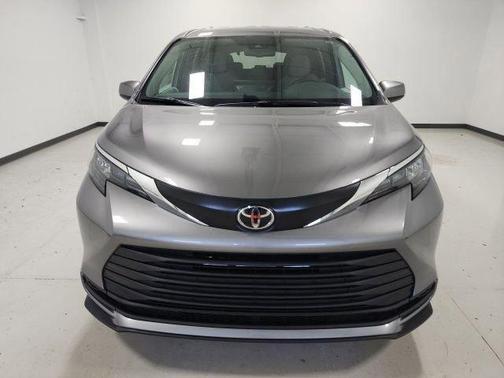 Metal 2026 Toyota Sienna LE