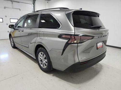 Metal 2026 Toyota Sienna LE