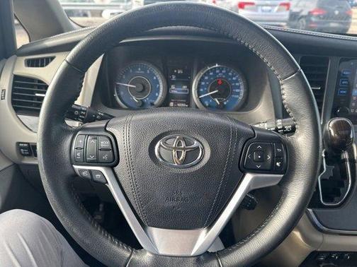 2017 Toyota Sienna XLE