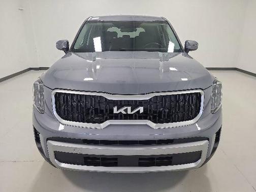 Everlasting Silver 2023 Kia Telluride LX