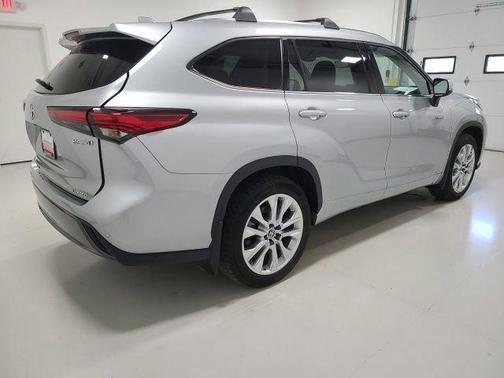 Celestial Silver Metallic 2021 Toyota Highlander Hybrid Limited
