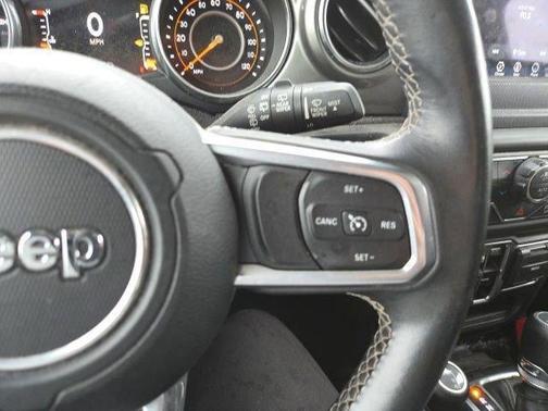 Bright White Clearcoat 2019 Jeep Wrangler Unlimited Sahara