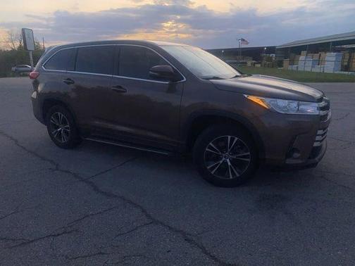 Toasted Walnut Pearl 2018 Toyota Highlander LE Plus