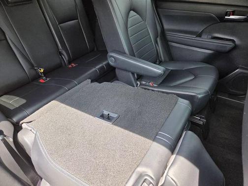 Magnetic Gray Metallic 2023 Toyota Highlander XLE