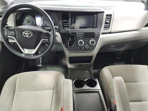 2018 Toyota Sienna LE