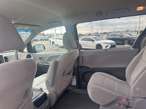 2016 Toyota Sienna LE