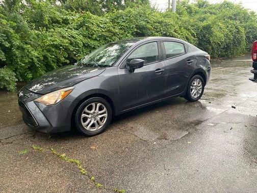 Graphite 2018 Toyota Yaris iA Base