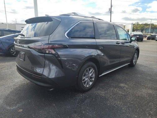 2025 Toyota Sienna LE