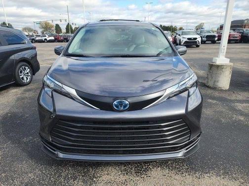 2025 Toyota Sienna LE