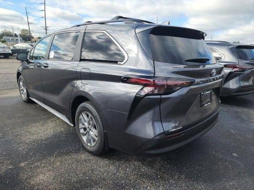 2025 Toyota Sienna LE