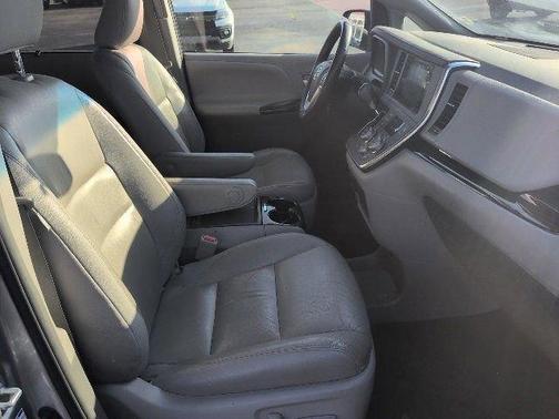 2017 Toyota Sienna XLE