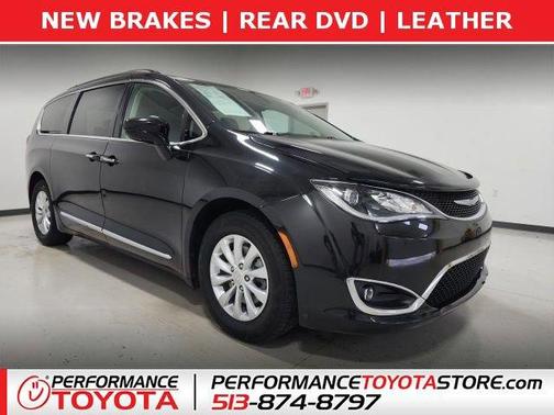 Brilliant Black Crystal Pearlcoat 2017 Chrysler Pacifica Touring-L