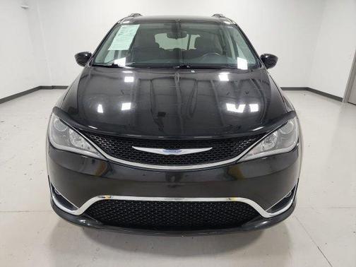 Brilliant Black Crystal Pearlcoat 2017 Chrysler Pacifica Touring-L