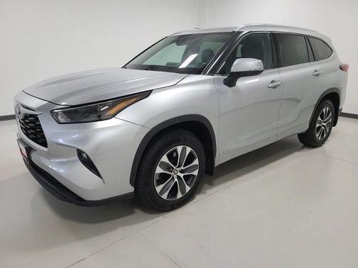 Celestial Silver Metallic 2022 Toyota Highlander Hybrid XLE