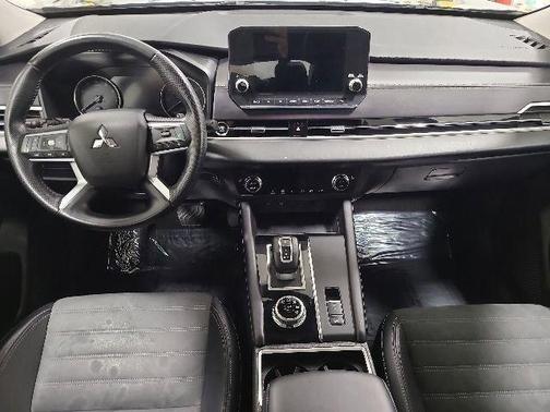 Black 2024 Mitsubishi Outlander SE