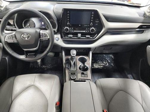Moon Dust 2022 Toyota Highlander Limited