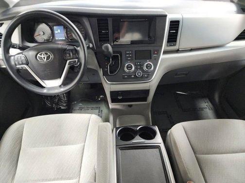 2017 Toyota Sienna LE