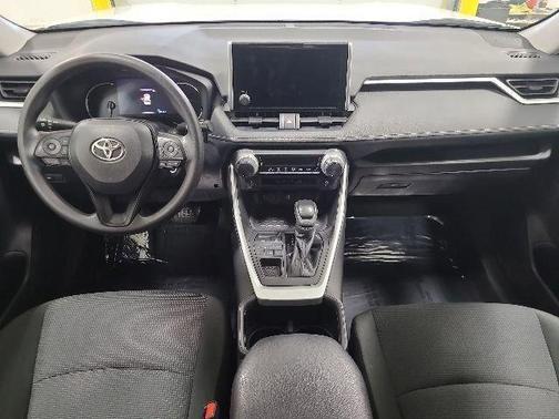 Ice 2023 Toyota RAV4 LE