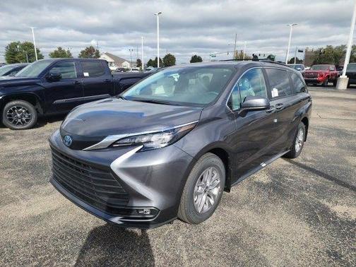 2025 Toyota Sienna XLE 8 Passenger