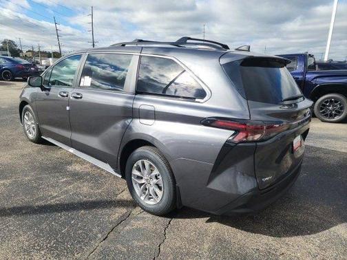 2025 Toyota Sienna XLE 8 Passenger