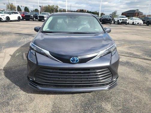 2025 Toyota Sienna XLE 8 Passenger
