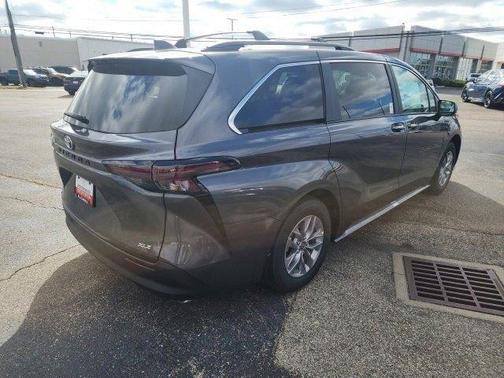 2025 Toyota Sienna XLE 8 Passenger