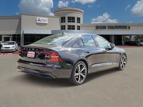 2024 Volvo S60 B5 Core Dark Theme
