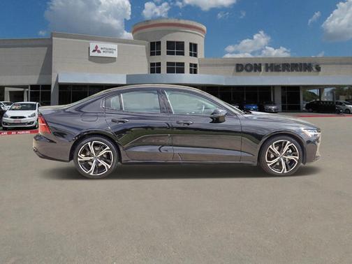 2024 Volvo S60 B5 Core Dark Theme