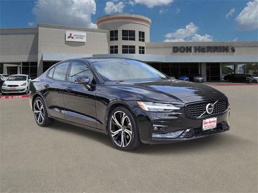 2024 Volvo S60 B5 Core Dark Theme