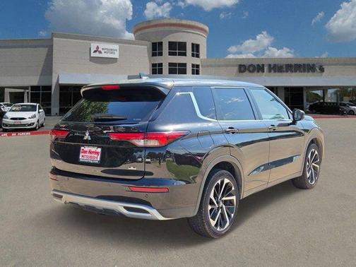 2023 Mitsubishi Outlander SE