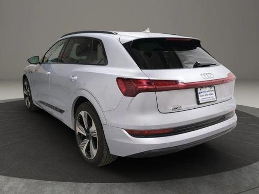 Florett Silver Metallic 2022 Audi e-tron Premium Plus
