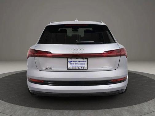 Florett Silver Metallic 2022 Audi e-tron Premium Plus