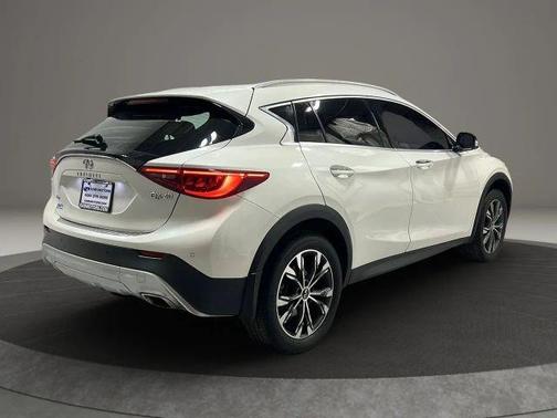 2017 INFINITI QX30 Premium