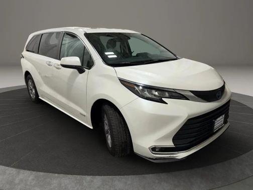2021 Toyota Sienna XLE