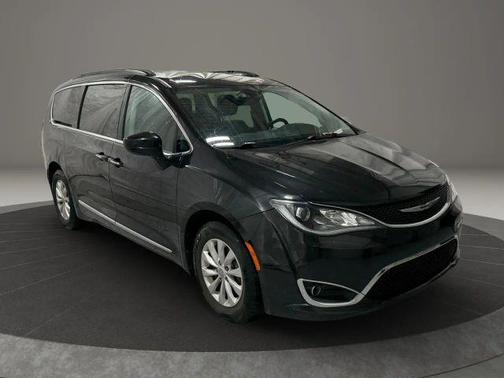 Brilliant Black Crystal Pearlcoat 2017 Chrysler Pacifica Touring-L