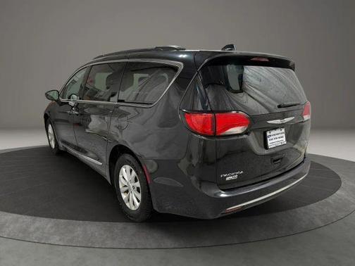 Brilliant Black Crystal Pearlcoat 2017 Chrysler Pacifica Touring-L