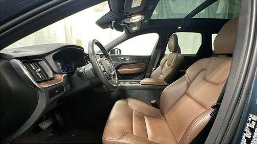2023 Volvo XC60 B5 Plus Dark Theme
