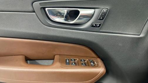 2023 Volvo XC60 B5 Plus Dark Theme
