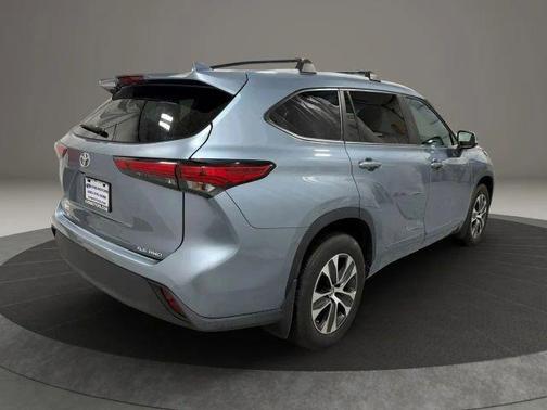 Moon Dust 2023 Toyota Highlander XLE