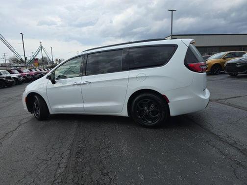 Bright White Clearcoat 2026 Chrysler Pacifica Hybrid Select