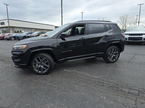 Diamond Black Crystal Pearlcoat 2025 Jeep Compass Limited