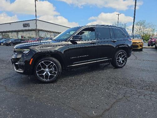 Diamond Black Crystal Pearlcoat 2023 Jeep Grand Cherokee Summit