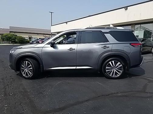 2022 Nissan Pathfinder Platinum 2WD