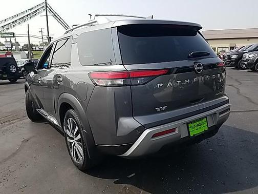 2022 Nissan Pathfinder Platinum 2WD