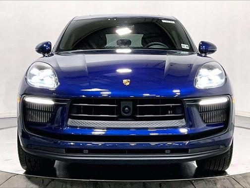 Gentian Blue Metallic 2026 Porsche Macan Macan