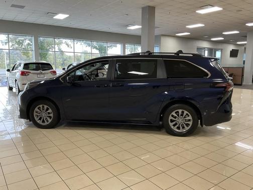 2024 Toyota Sienna LE