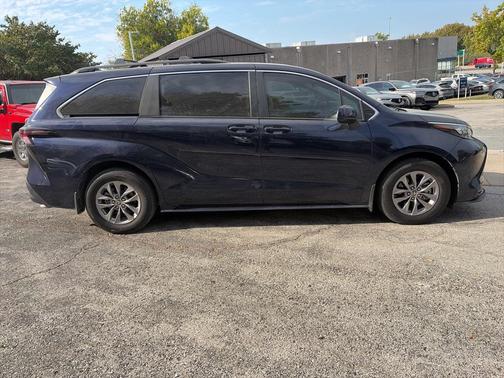 2024 Toyota Sienna LE