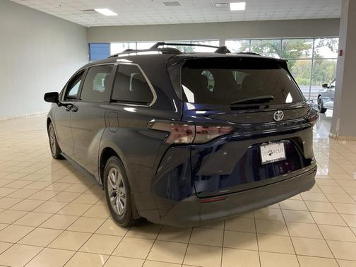 2024 Toyota Sienna LE
