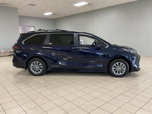 2024 Toyota Sienna LE