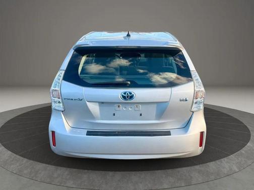 2014 Toyota Prius v Two